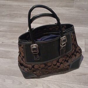 EUC COACH BAG HAS 1 CALL OUT